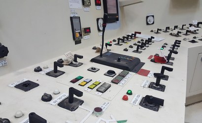Sala de controlo com equipamentos de operação