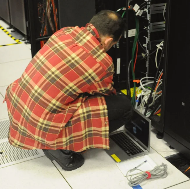 Técnico a trabalhar num bastidor de servidores