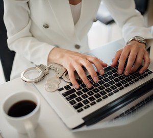 Mãos a trabalhar num computador portátil