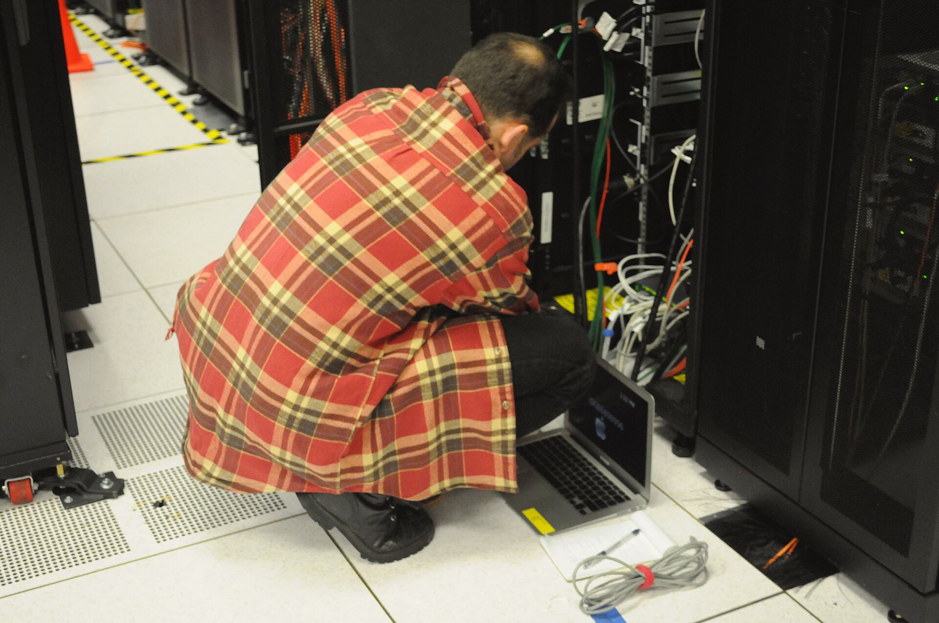 Técnico a trabalhar num bastidor de servidores